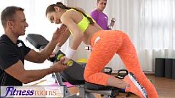 FitnessRooms Una teenager viene scopata dopo l'allenamento sudato